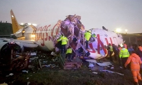 В аэропорту Стамбула потерпел крушение пассажирский Boeing 737