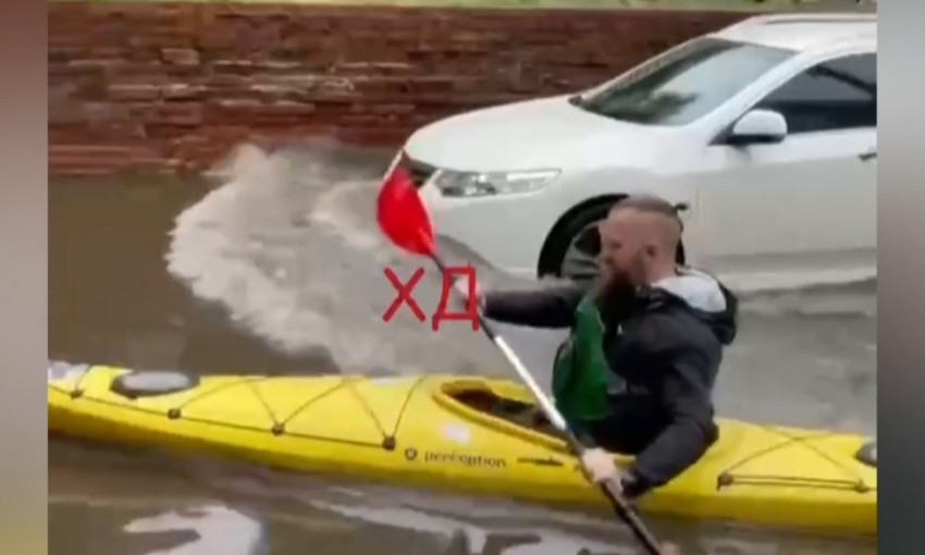 Мощная стихия заставила днепрян передвигаться на байдарках (ВИДЕО)