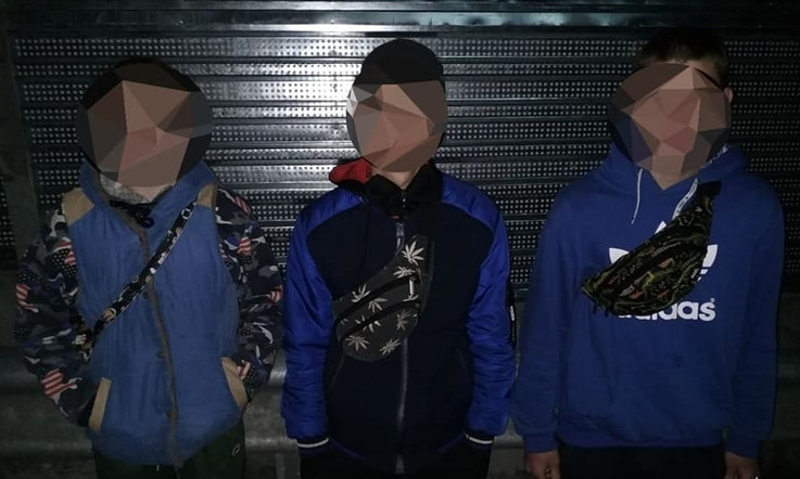 Под Киевом подростки стояли на коленях вдоль трассы