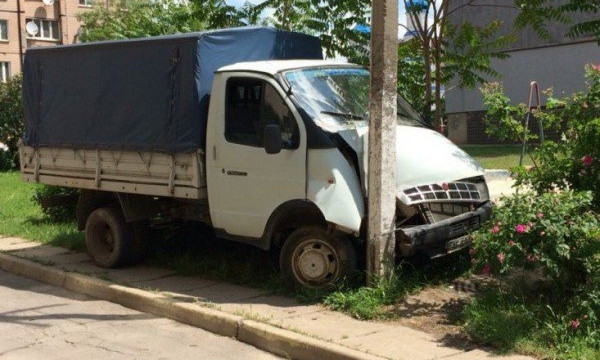 На Восточном "Газель" въехала в электроопору
