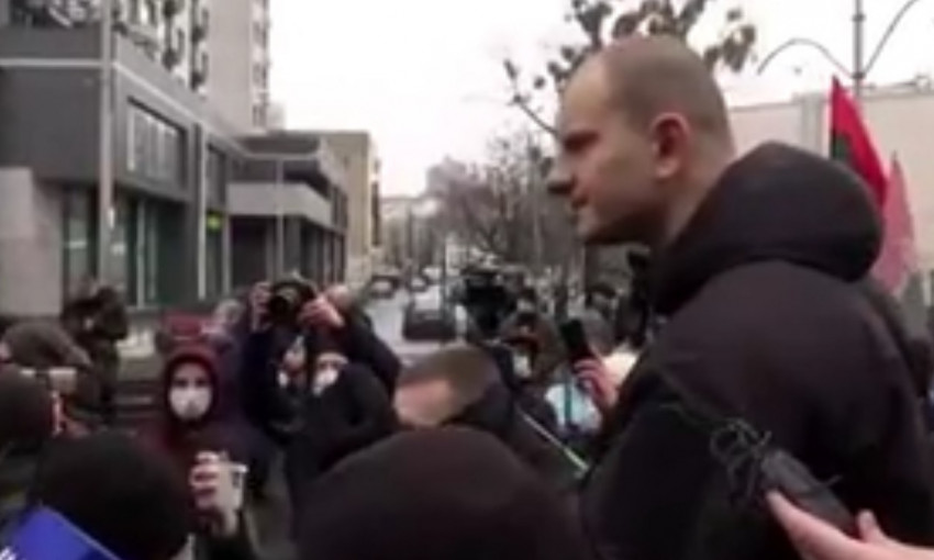 Активисты штурмуют офис телеканала "НАШ" и требуют прекратить вещание (ВИДЕО)