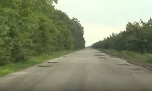 В сети сравнили дорогу национального значения с проселочными дорогами в Австрии