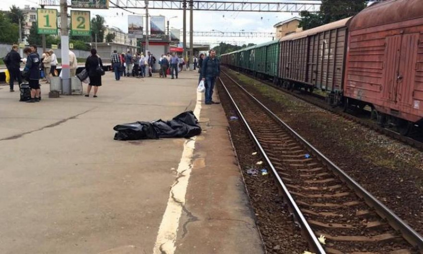 На Днепропетровщине электричка переехала женщину 