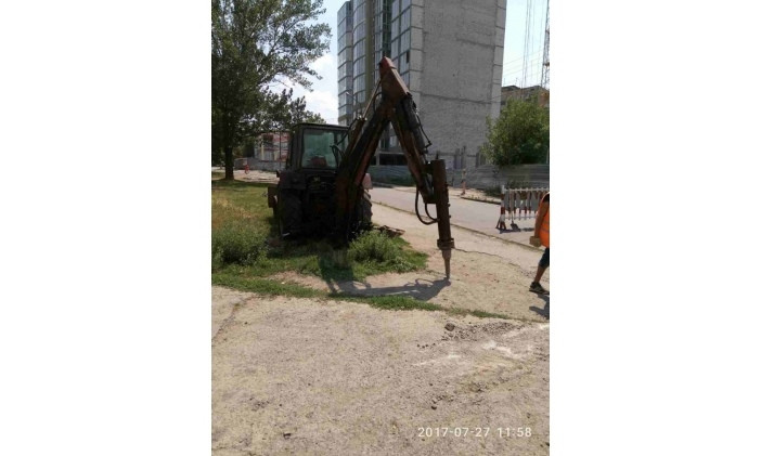 Возле элитной новостройки в Кривом Роге раскурочили дорогу