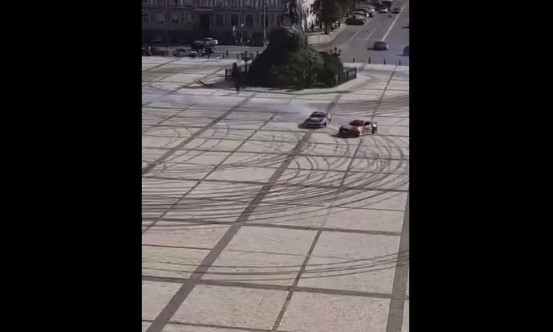 В центре Киева на пешеходной зоне дрифтовали автомобили, снимая рекламу: в КГГА открещиваются от причастности к съемкам (ВИДЕО)