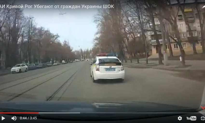 Почему новые полицейские убегают от граждан?