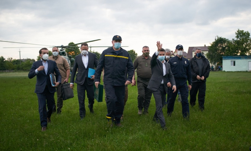 "Сапоги! Сапоги президенту!": на Прикарпатье мужчина отдал Зеленскому свои резиновые сапоги (ФОТО)