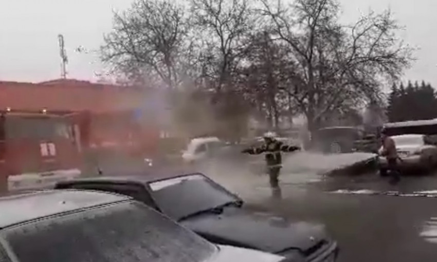 В Полтаве сотрудники ГСЧС окатили коллегу из брандспойта ледяной водой: следовали традиции (ВИДЕО)