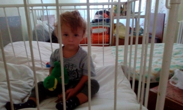 В Харькове мать бросила своего 2-летнего сына: написала записку и оставила на детской площадке