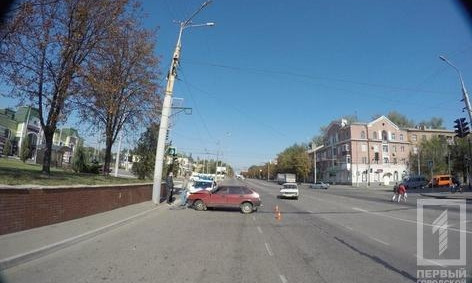 ДТП в Кривом Роге: легковушка врезалась в столб, водителя госпитализировали