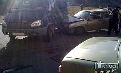 ДТП в Кривом Роге: такси врезалось в "Газель"
