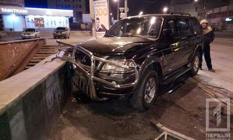 В центре Кривого Рога пьяная девушка на внедорожнике врезалась в подземный переход