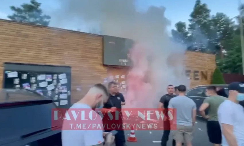 В элитном поселке под Киевом забросали шашками ресторан, принадлежащий гражданину РФ (ФОТО, ВИДЕО) 