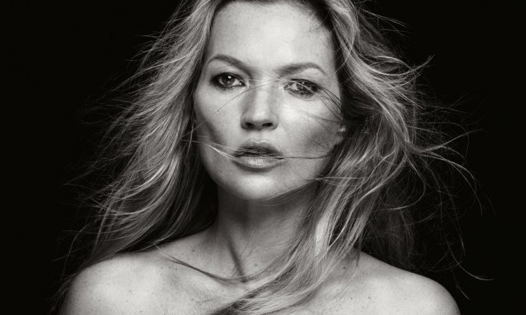Кейт Мосс обнажилась в новой фотосессии для Dust Magazine