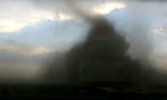 Жуткое зрелище: смерч в Кривом Роге показали крупным планом (ВИДЕО)