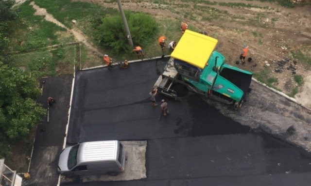 Курьезы: В Харькове дорожники замуровали авто в асфальте (ФОТО)