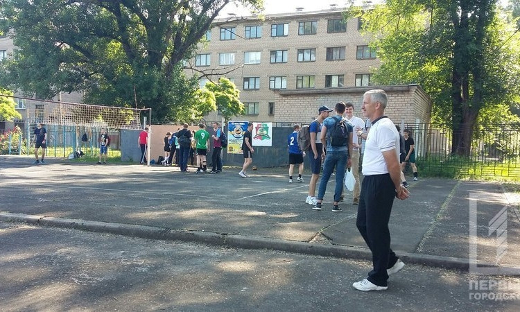 На стадионе КНУ криворожане соревнуются в турнире по парковому волейболу