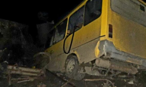 ДТП под Николаевом: рейсовый автобус заехал в частный двор и оказался в бассейне (ФОТО)