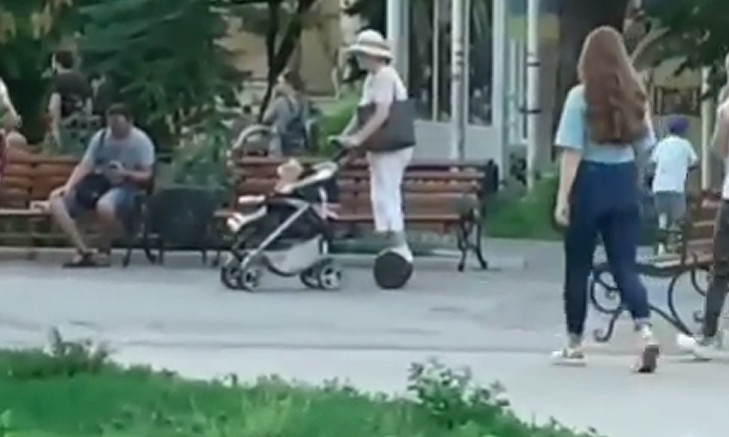 "Мэри Поппинс уже не та": в Запорожье засняли бабушку на гироскутере, которая гуляла с коляской