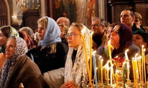 Массовое нарушение карантина: на открытие церкви в украинском городе пришли сотни людей без масок