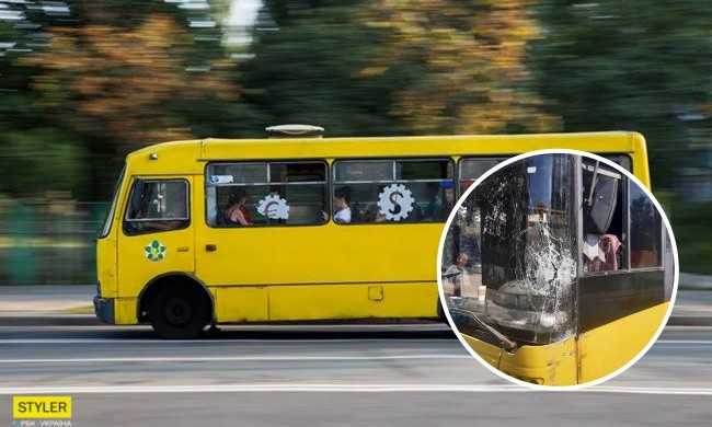 В Киеве маршрутчик так спешил перехватить пассажиров у троллейбуса, что пошел на таран (ФОТО)