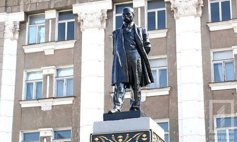 К памятнику Великого Кобзаря возложили цветы