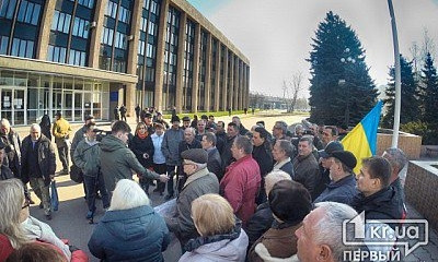 Под гориспокомом ветераны митинговали против своеволия перевозчиков 