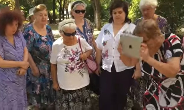 В России в ответ на санкции США, бабушки сожгли "вражескую аппаратуру Apple"(ВИДЕО)