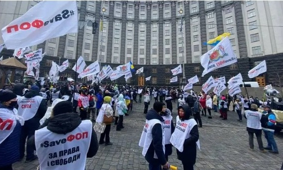 Под Кабмином протестующие представители ФОП и требуют, чтобы к ним вышел премьер-министр