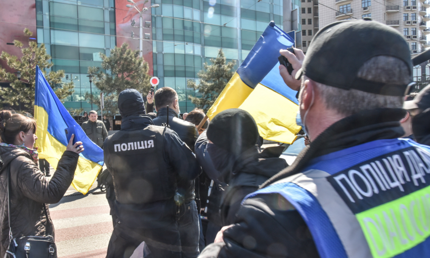 В Одессе митингующие сцепились со спецназом под песню "Вставай, страна огромная!" (ФОТО)