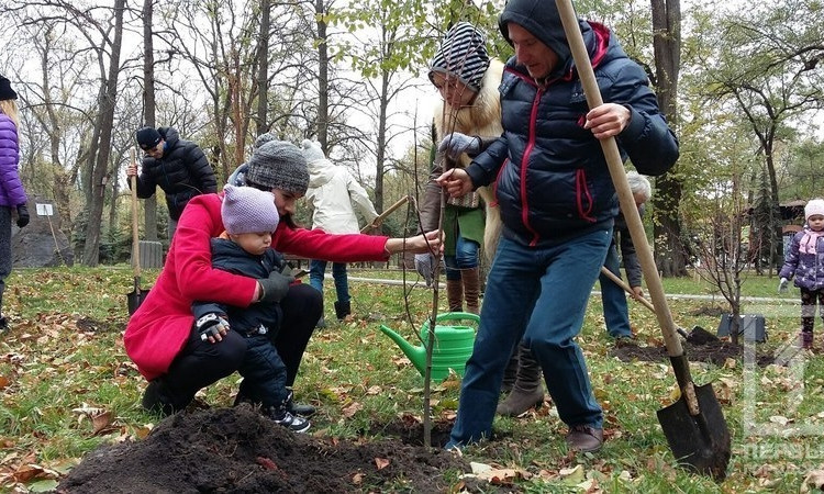Криворожане озеленили парк им. Федора Мершавцева