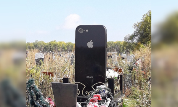 В российском городе погибшей девушке установили памятник в виде IPHONE  