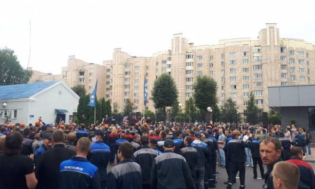 В Беларуси на протест вышли сотрудники БелАЗа (ФОТО)