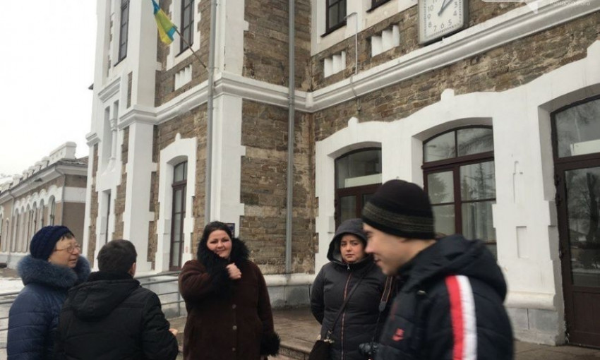 "Советский" флешмоб на криворожском вокзале - горожане поют "Идет солдат по городу" 