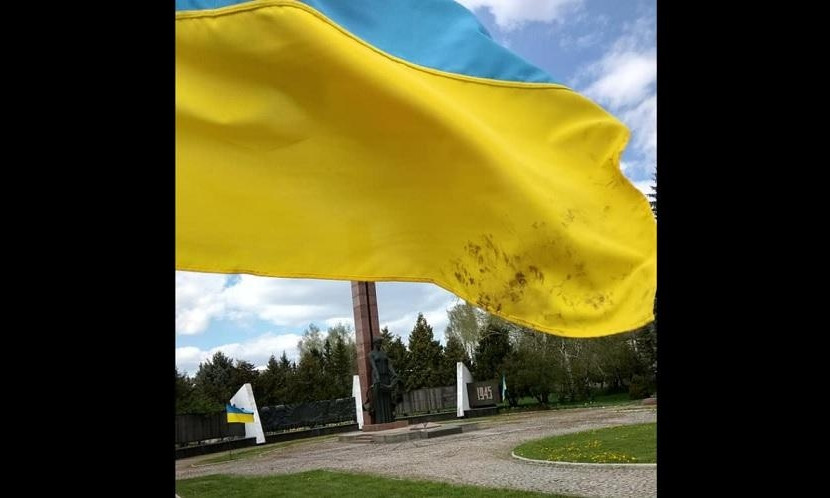 Украинец вытер грязные руки об государственный флаг: в полиции отреагировали