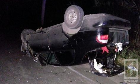 В Кривом Роге авто снесло столб и перекинулось на крышу