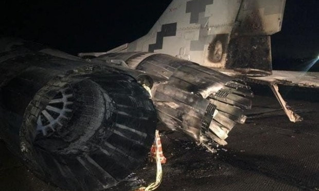 Под Киевом военный на авто выехал на аэродром и столкнулся с военным самолетом (ФОТО)