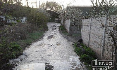 Криворожский водопад: три дня улицу в Саксаганском районе заливает вода