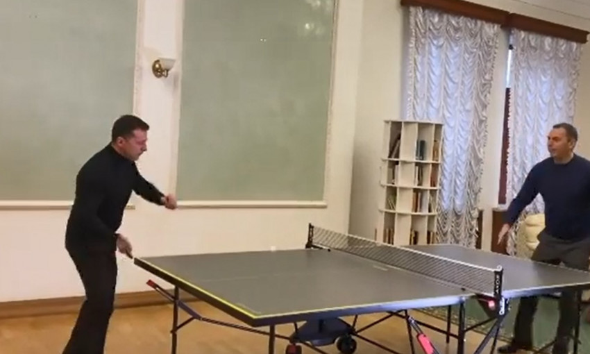 Юлия Мендель показала, как Владимир Зеленский играет в настольный теннис