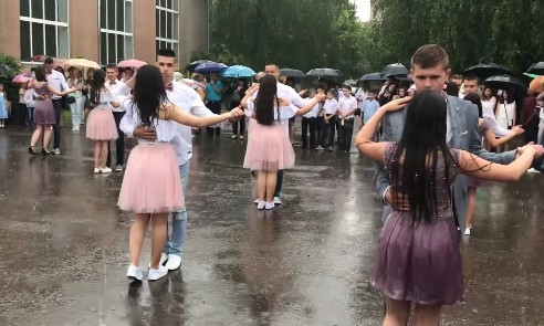 Вальс українских випускників під дощем підкорив серця користувачів Мережі: відео