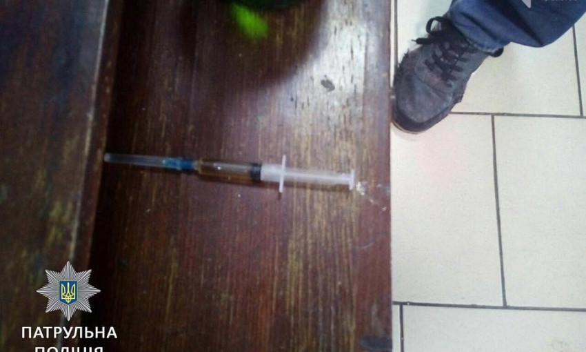 Шампанское и наркотики: криворожанин пытался вынести из магазина бутылку "игристого"
