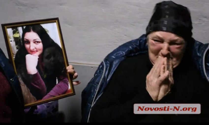 "Убийцы сидят и смеются!" В суде с матерью жестоко убитой девушки случилась истерика