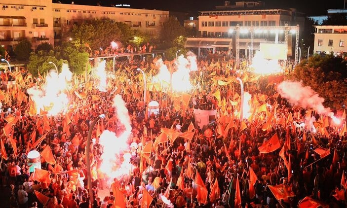 В Черногории люди вышли на многотысячные протесты в столице (ФОТО, ВИДЕО)