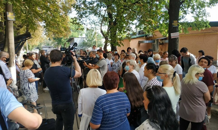 В Славянске протестуют медики - зарплаты не видели с июня (ФОТО)