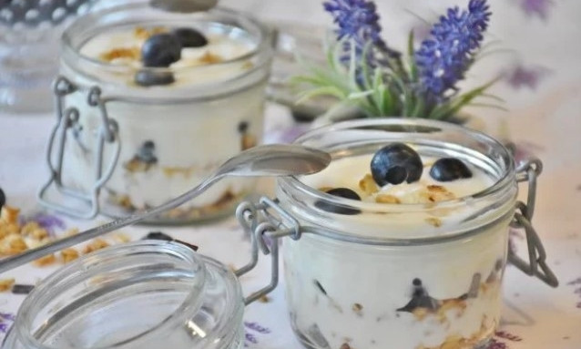 Вкусный и легкий рецепт для завтрака: полезный пудинг с ягодами