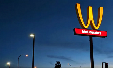 В честь 8 марта McDonald's впервые изменил свой логотип
