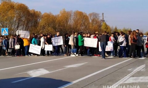 В Житомирской области педагоги перекрыли международную трассу (ФОТО)