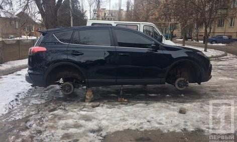 Ночью элитная иномарка осталась без колес