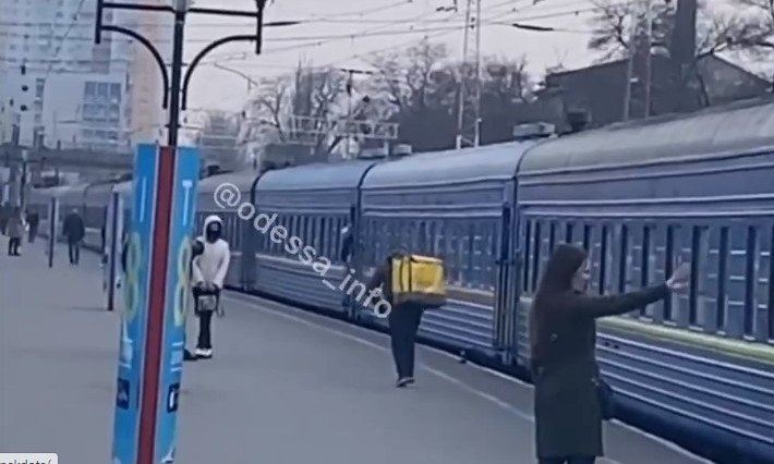 Курьез: курьер одной из служб в Одессе доставил заказ прямо в вагон движущегося поезда