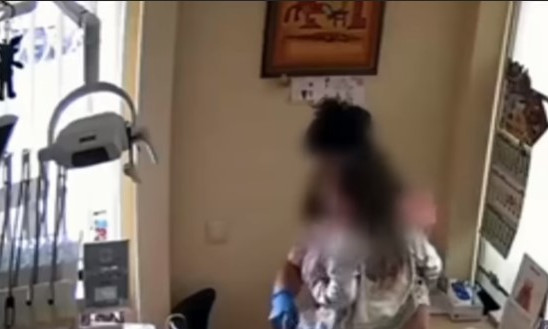 Детский стоматолог из Ровно, на которую родители маленьких пациентов массово жаловались в полицию, работает на прежнем месте